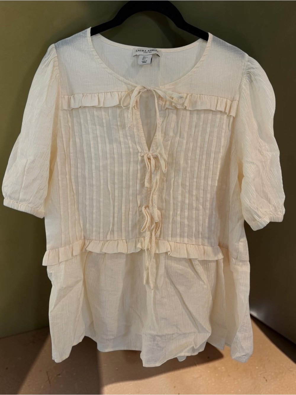 Laura Ashley Cream Tiered Ruffle Blouse Sz L Tie Neck Boho Cottage-core Top
